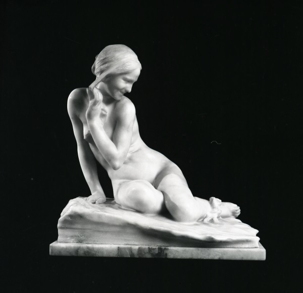 Alfonso Mazzucchelli, Sulla spiaggia (Nudo di donna), 1914, marmo Alfonso Mazzucchelli, Sulla spiaggia (Nudo di donna), 1914, marmo