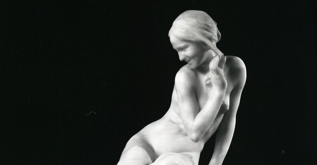 Alfonso Mazzucchelli, Sulla spiaggia (Nudo di donna), 1914, marmo-particolare