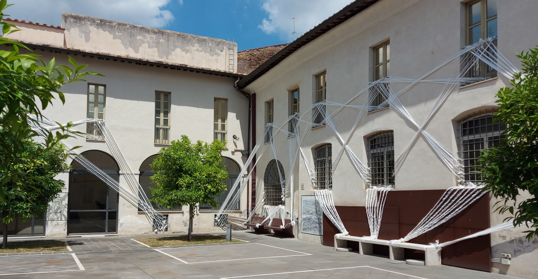 Laura VdB Facchini, À jour, installazione site-specific, Galleria d’Arte Moderna, veduta d’insieme del chiostro-giardino.