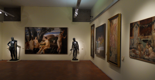 Piano primo – I molteplici aspetti della figura: sulla parete di fondo, da sinistra, opere di Attilio Torresini, Felice Carena, Amleto Cataldi
