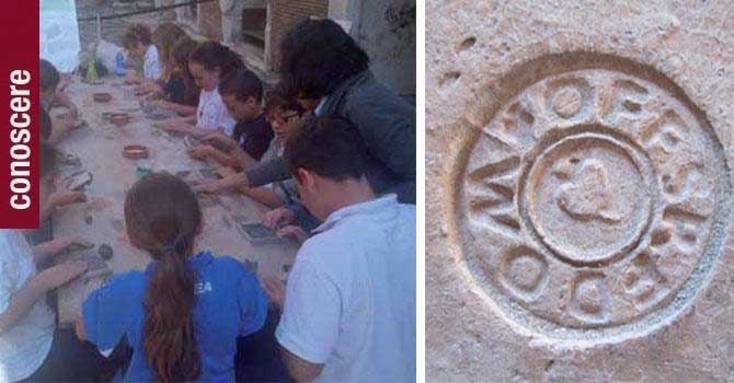 A sinistra i ragazzi durante il laboratorio; a destra: bollo laterizio A sinistra i ragazzi durante il laboratorio; a destra: bollo laterizio
